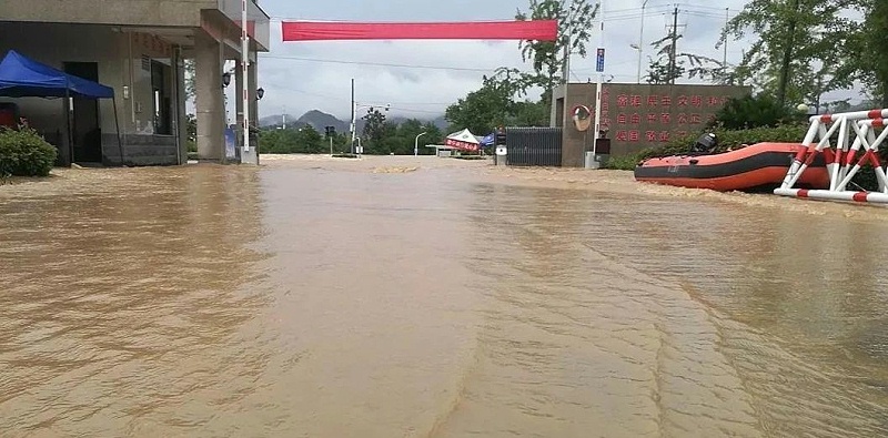 7月7日，歙縣二中高考考點門前受暴雨影響，無法進(jìn)入